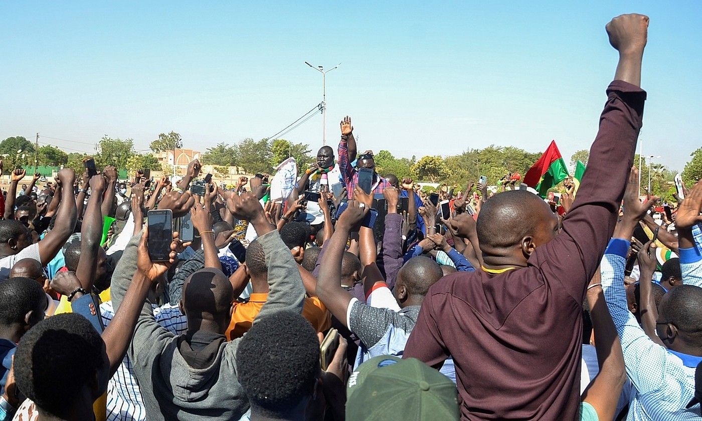 Protestariak junta militarraren alde egin zuten martxa Ouagadougoun. LAMBERT OUEDRAOGO / EFE.