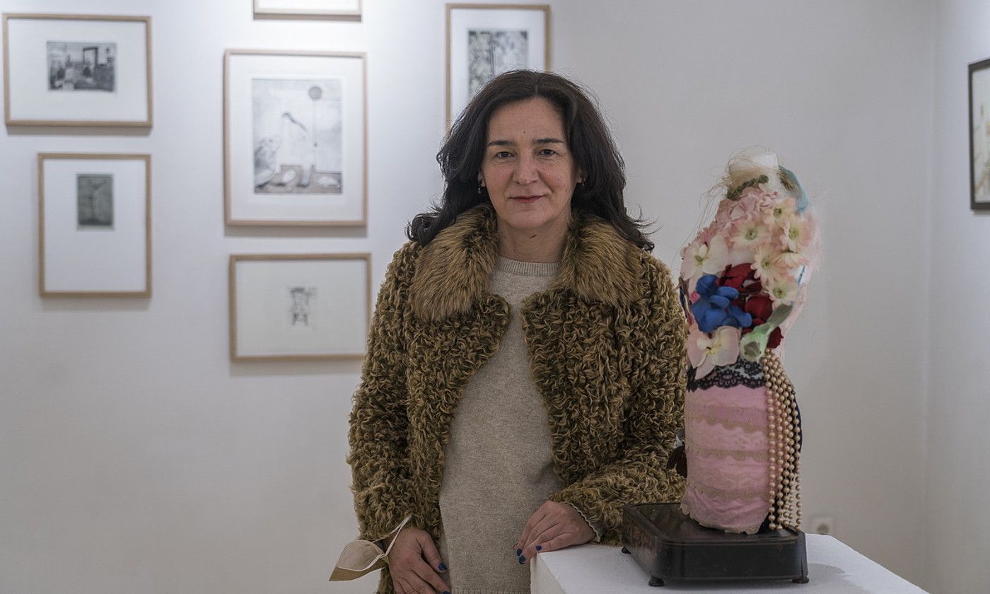 Isabel Sagues bere izeba Rosa Valverderen erakusketan, Ekain Arte Galerian. ANDONI CANELLADA / FOKU.