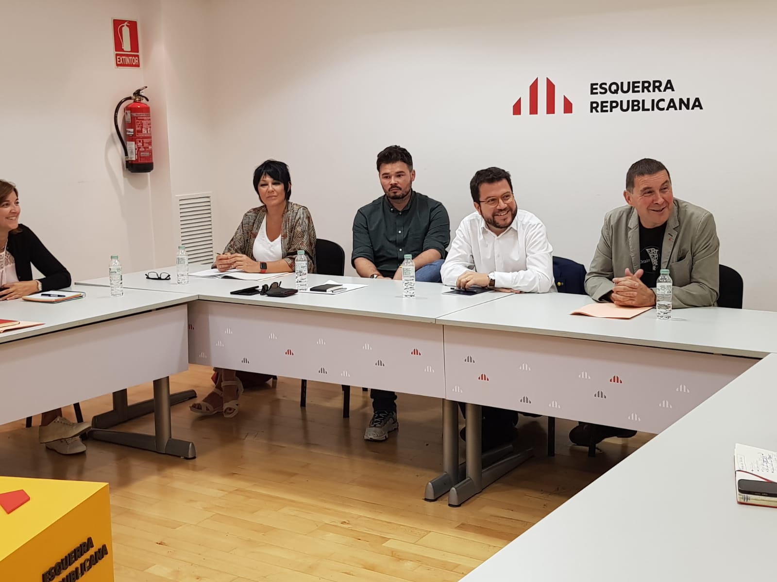 Maddalen Iriarte, Gabriel Rubian, Pere Aragones eta Arnaldo Otegi, gaur, Bartzelonan, ERCren eta EH Bilduren arteko bileran. berria. BERRIA