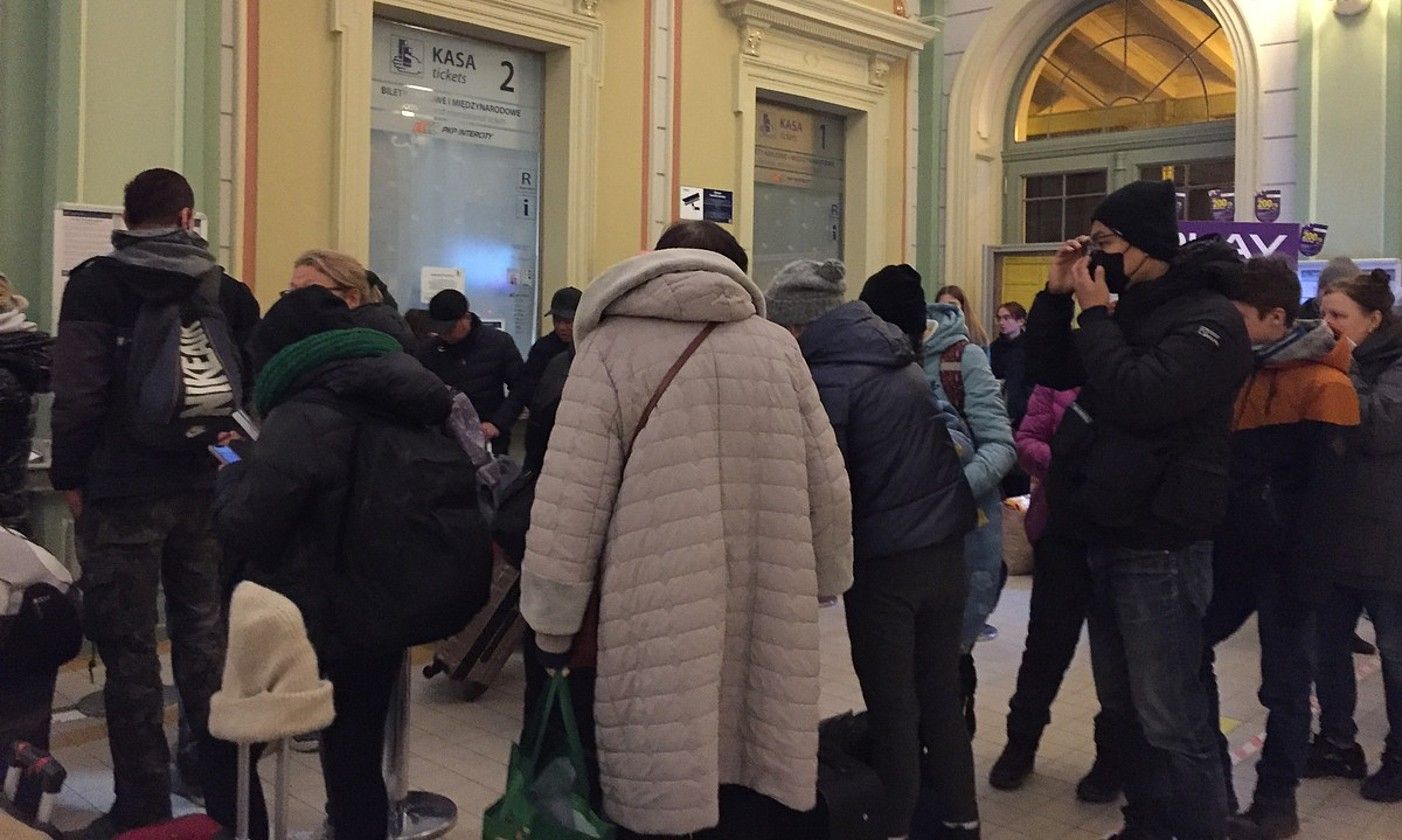 Elkartasuna. Przemysleko tren geltokian hainbat boluntario, laguntzeko prest. AMAGOIA MUJIKA TOLARETXIPI.