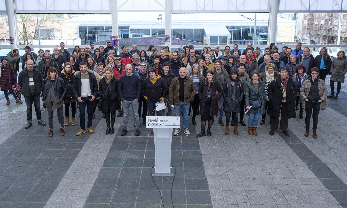 Adierazpena aurkezteko, atzo agerraldia egin zuten Hernanin. JON URBE / FOKU. Adierazpena aurkezteko, atzo agerraldia egin zuten Hernanin. JON URBE / FOKU.