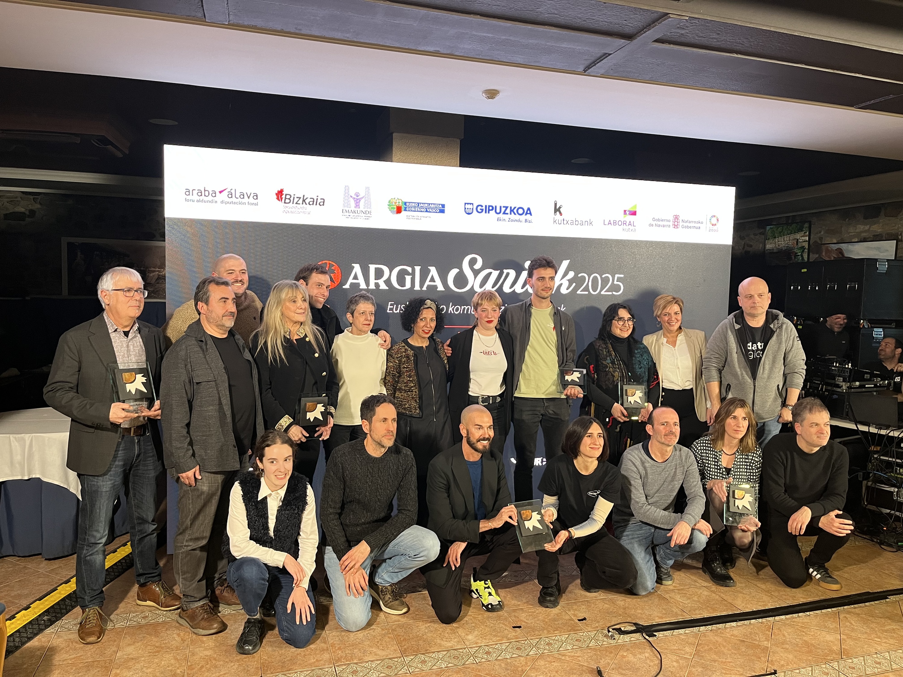 Argia sariak: irabazleen talde argazkia. / BERRIA