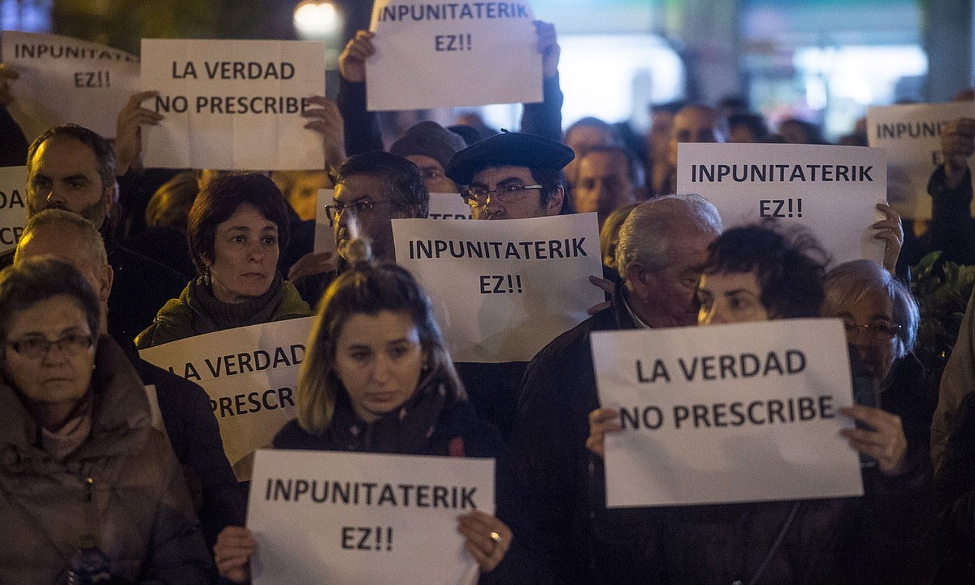 Salestarren eskolako abusuen aurkako elkarretaratze bat, Bilbon. MONIKA DEL VALLE / FOKU. Salestarren eskolako abusuen aurkako elkarretaratze bat, Bilbon. MONIKA DEL VALLE / FOKU.