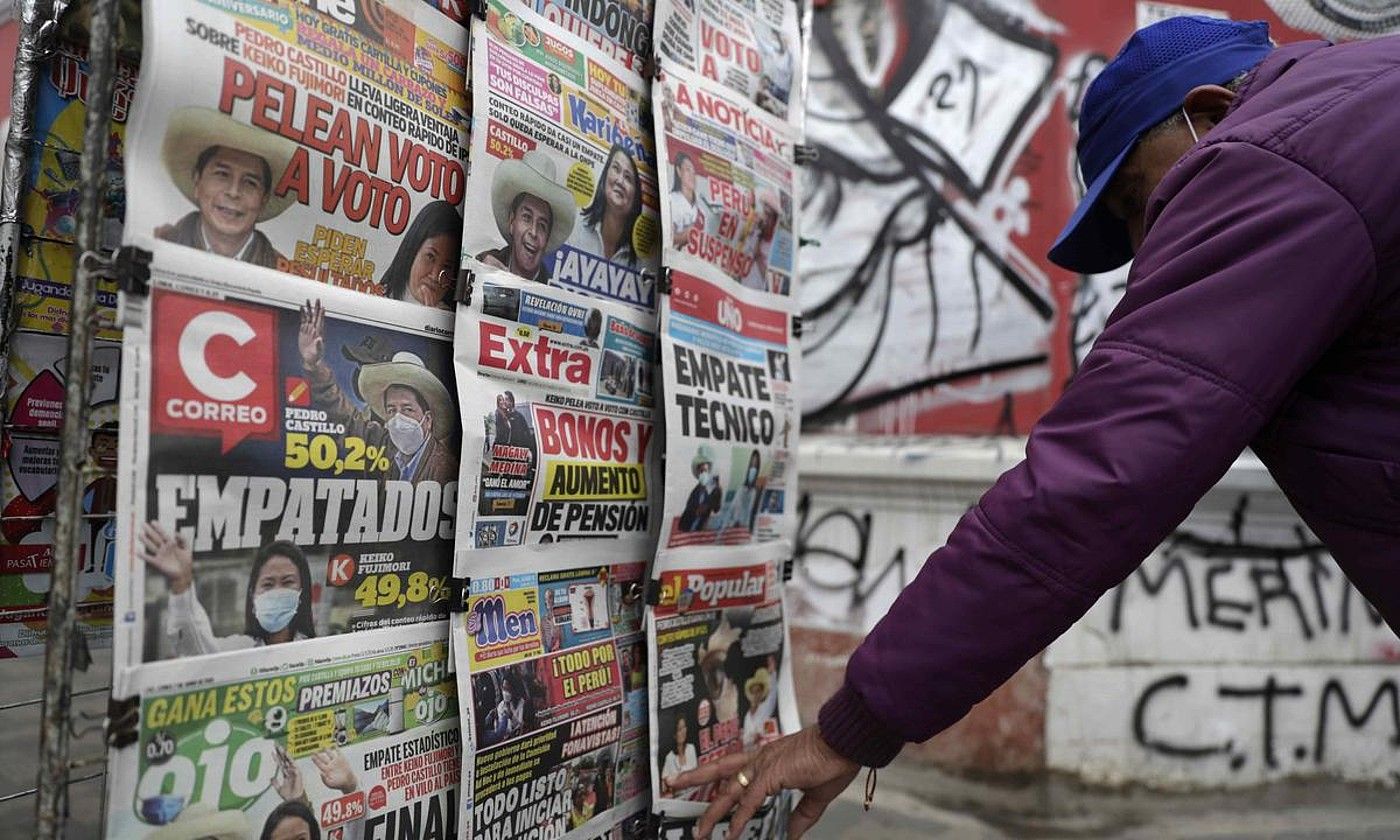 Herritar bat Peruko egunkari garrantzitsuenen azalei begira, Limako kiosko batean. PABLO AGUILAR / EFE. Herritar bat Peruko egunkari garrantzitsuenen azalei begira, Limako kiosko batean. PABLO AGUILAR / EFE.