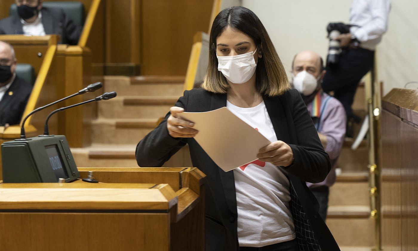 Maialen Gurrutxaga EAJko legebiltzarkidea, atzo, Eusko Legebiltzarreko saioan hitza hartzera zihoala. RAUL BOGAJO / FOKU. Maialen Gurrutxaga EAJko legebiltzarkidea, atzo, Eusko Legebiltzarreko saioan hitza hartzera zihoala. RAUL BOGAJO / FOKU.
