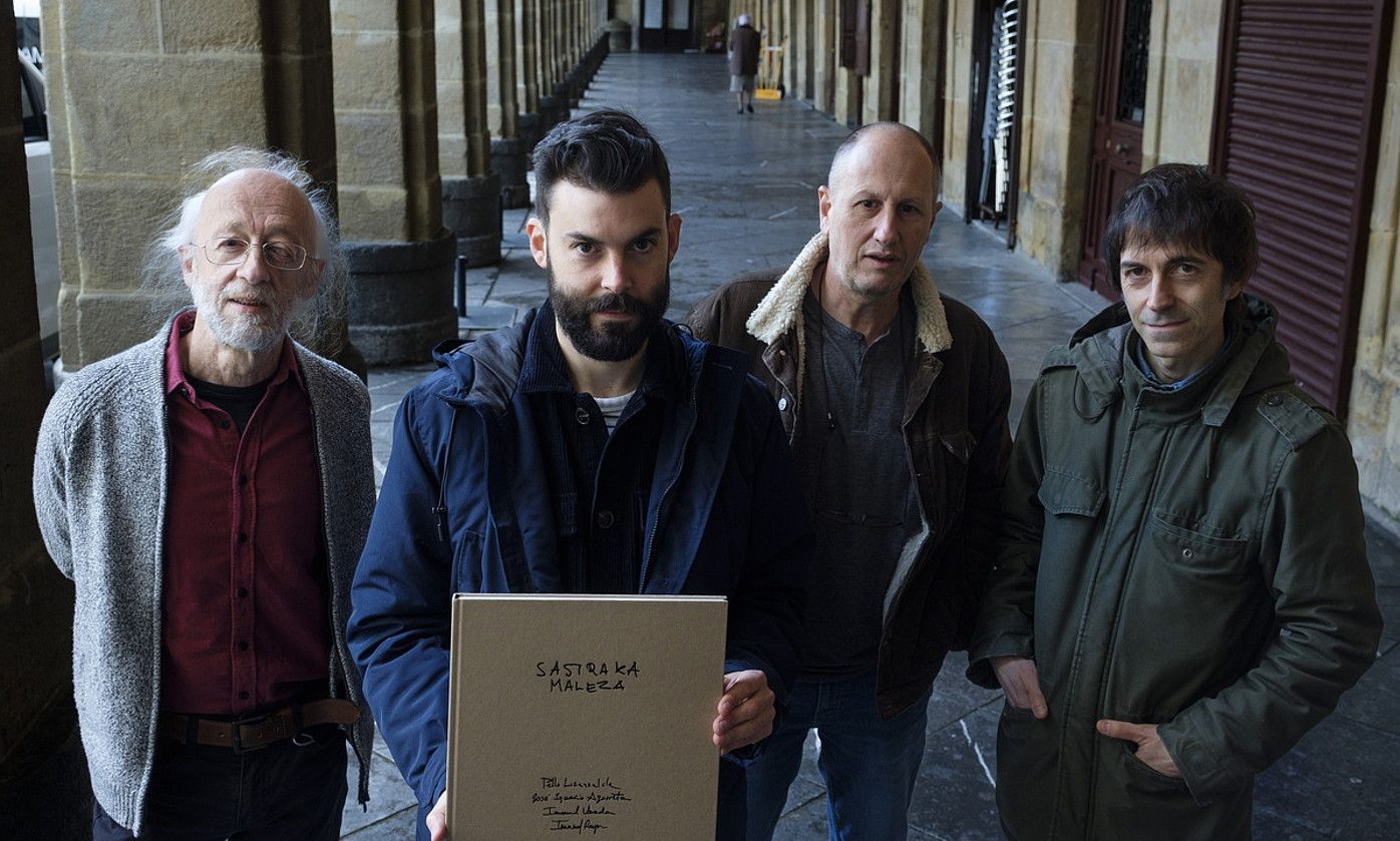 Pello Lizarralde idazlea, Imanol Rayo zinemagilea, Jose Ignacio Agorreta margolaria eta Imanol Ubeda musikaria, atzo, Donostian. JON URBE / FOKU.