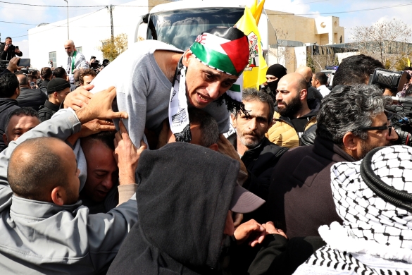 Gaur aske geratutako preso palestinar bat Ramallahra iritsi berri. ALAA BADARNEH / EFE Gaur aske geratutako preso palestinar bat Ramallahra iritsi berri. ALAA BADARNEH / EFE