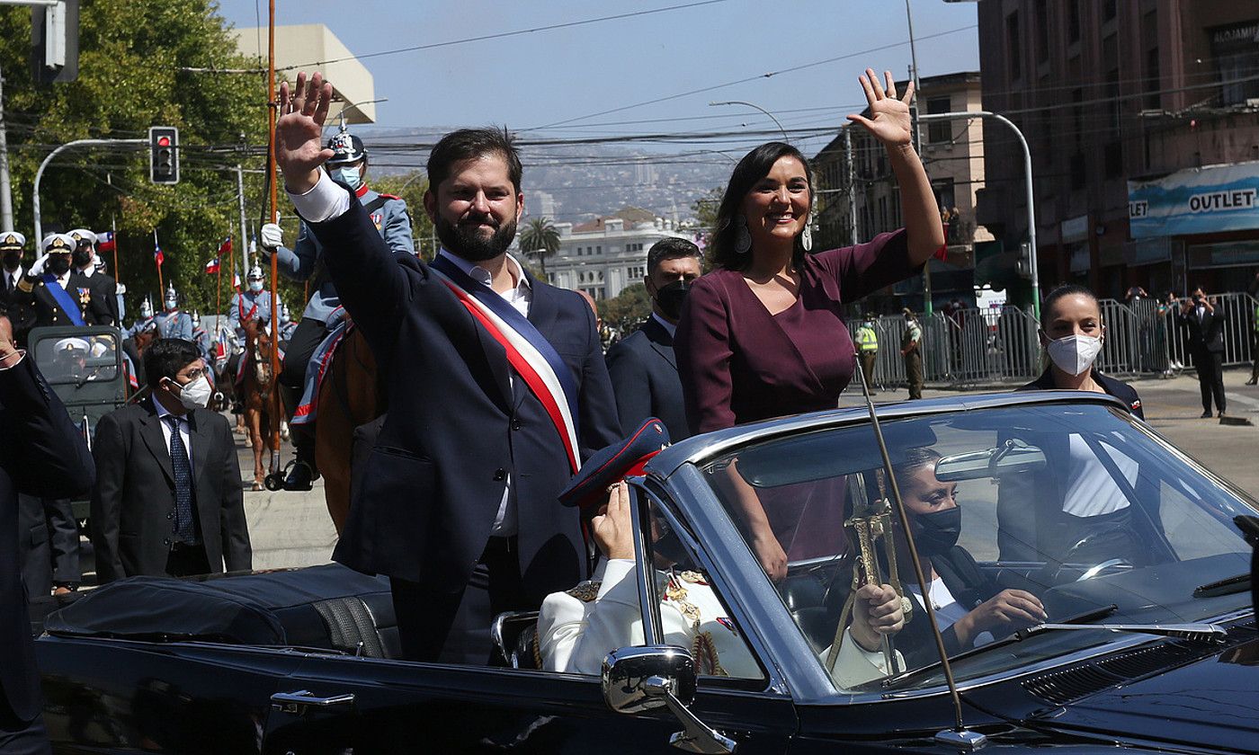 Gabriel Boric Txileko presidentea eta Izkia Siches Barne ministroa, atzo, kargua hartzeko ekitaldiaren ostean, jarraitzaileak agurtzen, Valparaison. E. GONZALEZ / EFE.