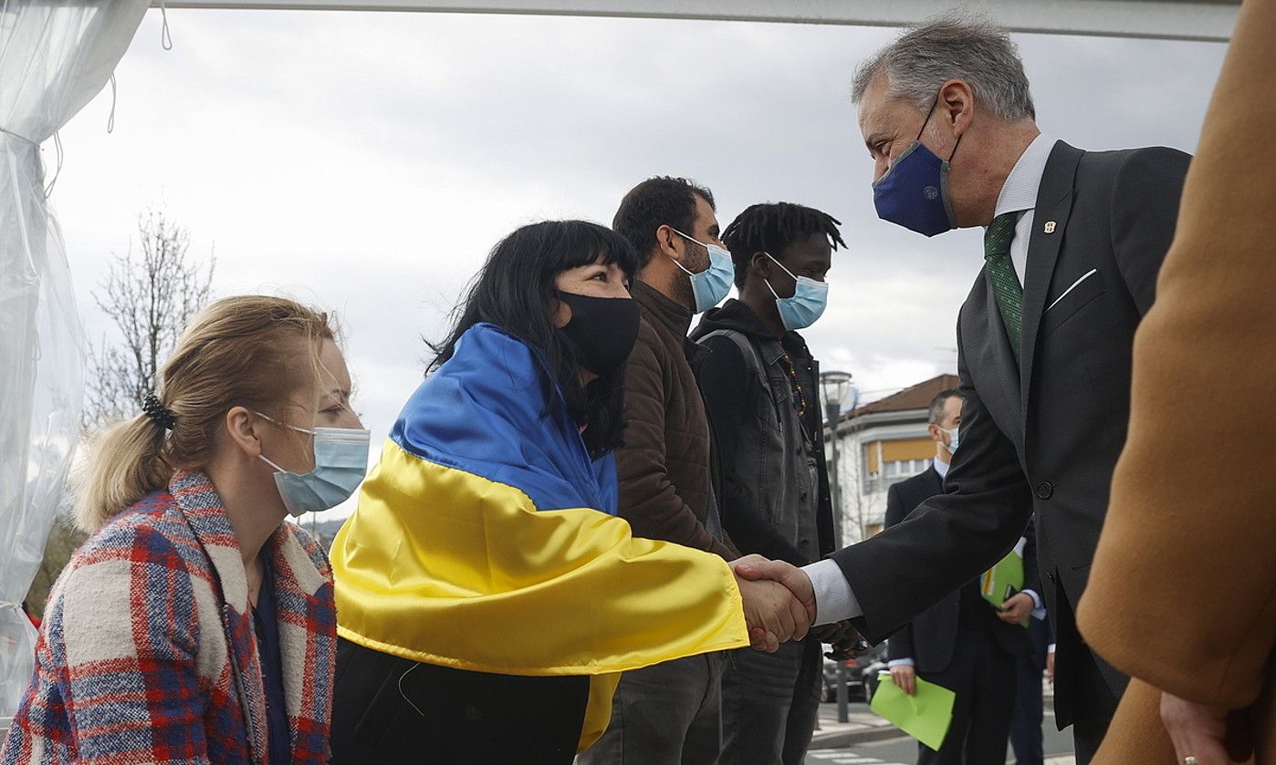 Iñigo Urkullu, Ukrainako errefuxiatu batzuekin. JAVIER ETXEZARRETA / EFE.