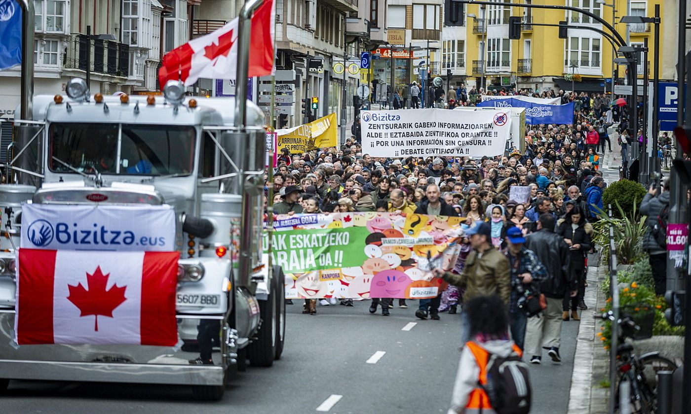 Bizitza plataformaren manifestazioa, atzo, Gasteizen. JAIZKI FONTANEDA / FOKU.