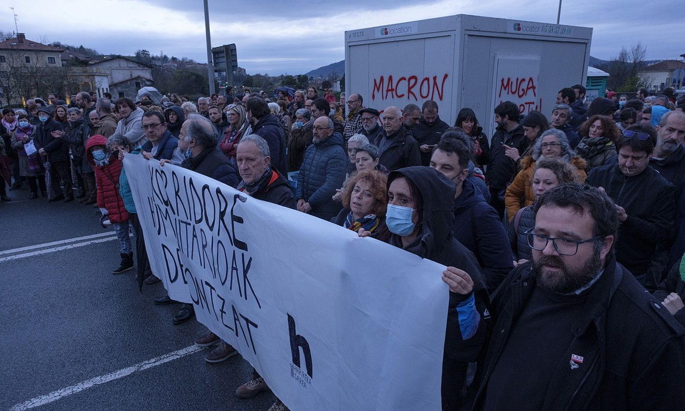 Irungo Harrera Sareak deituta atzo Behobiako zubian egindako elkarretaratzea. JON URBE / FOKU. Irungo Harrera Sareak deituta atzo Behobiako zubian egindako elkarretaratzea. JON URBE / FOKU.