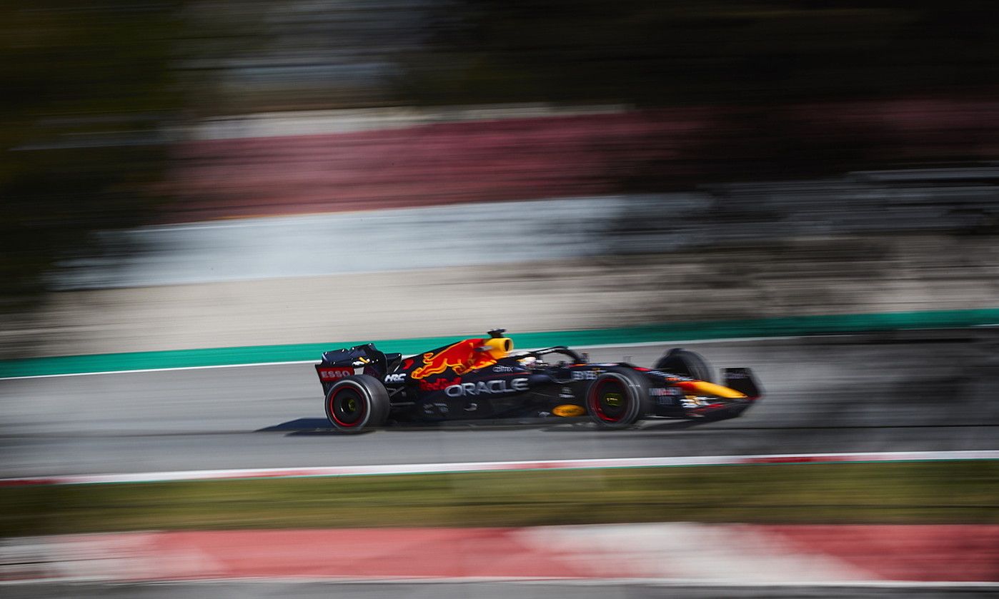 Max Verstappen Montmelon egindako entrenamenduetan. ALEJANDRO GARCIA / EFE.