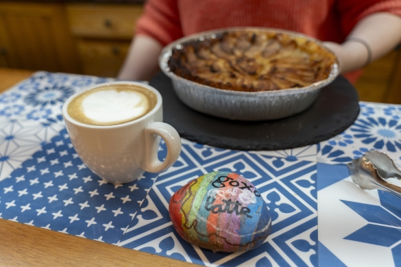 Iruñeko Donibane auzoko Goxo Latte kafetegiko barra, urtarrilaren 31n; etxeko tartak eskaintzen dituzte, bertzeak bertze. IÑIGO URIZ / FOKU Iruñeko Donibane auzoko Goxo Latte kafetegiko barra, urtarrilaren 31n; etxeko tartak eskaintzen dituzte, bertzeak bertze. IÑIGO URIZ / FOKU