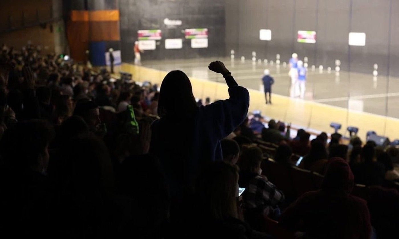 Gernika -Lumoko Jai Alai pilotalekua, jendez lepo, Winter Series txapelketako partida batean. MARKEL SUAREZ.