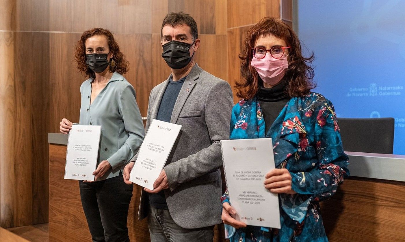 Ezker-eskuin: Patricia Ruiz de Irizar zuzendaria, Eduardo Santos kontseilaria eta Laura Oso ikerlaria, atzo. BERRIA.