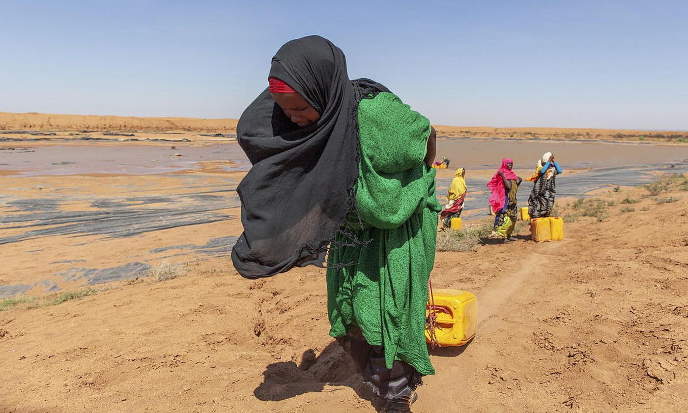 Emakume talde bat, ura biltzen, Somaliako Baligudable eskualdean. M.N. / EFE. Emakume talde bat, ura biltzen, Somaliako Baligudable eskualdean. M.N. / EFE.
