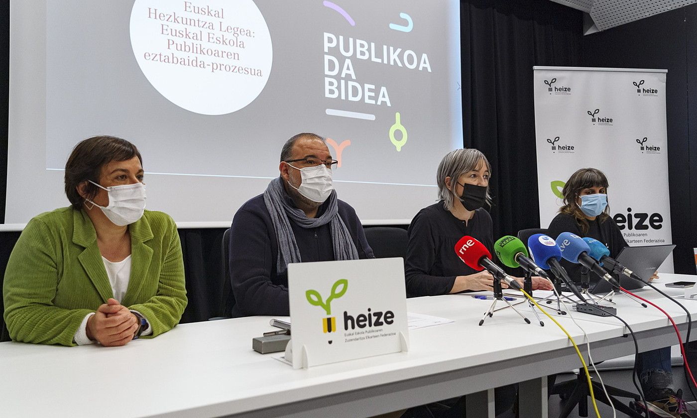 Heizeko Iñigo Salaberria eta EHIGEko Lurdes Imaz, erdian. ARITZ LOIOLA / FOKU.