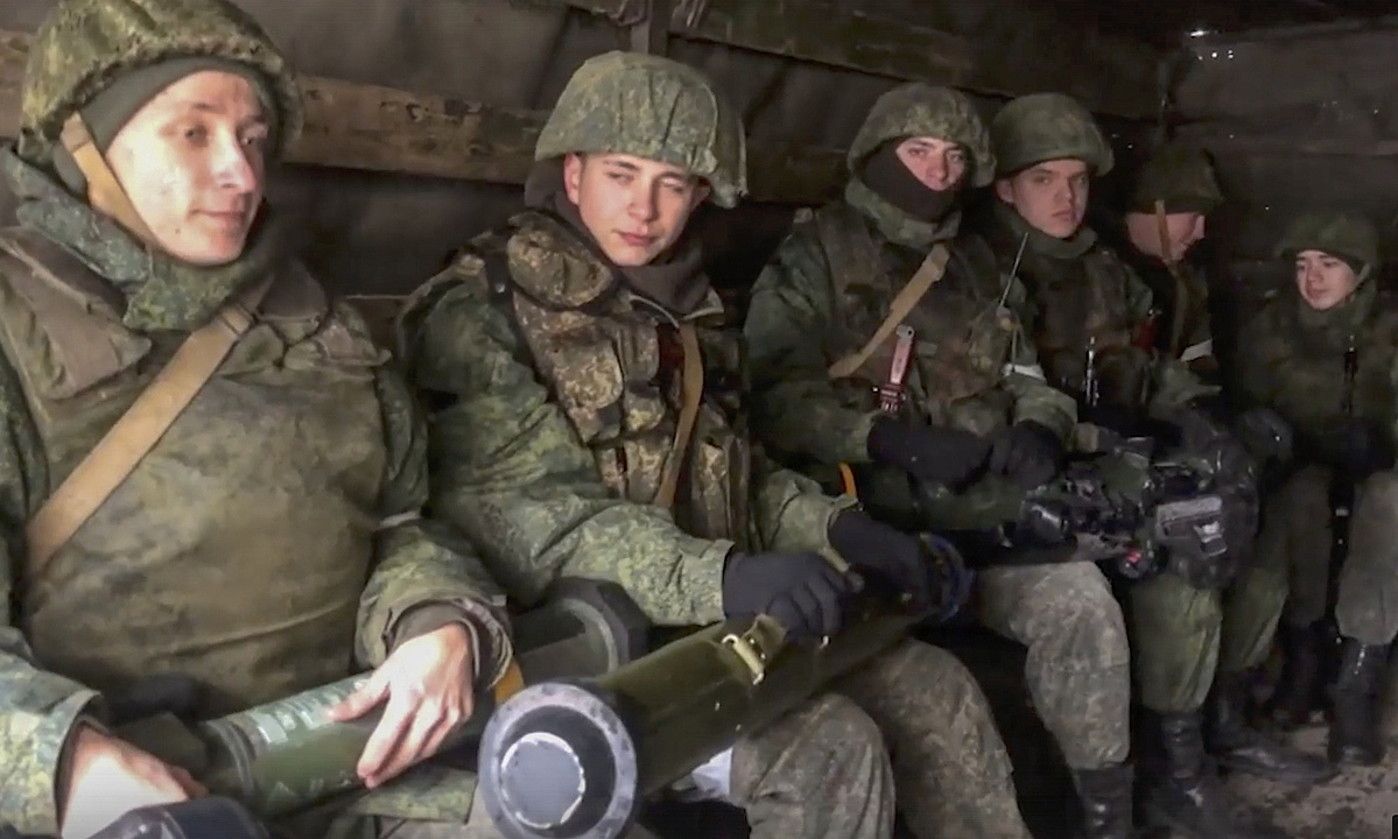 Donetskeko Herri Errepublikako miliziano errusiazaleak, Ukrainako tropek erabili dituzten armak dituztela, kamioi batean. RUSSIAN DEFENCE MINISTRY PRESS / EFE.