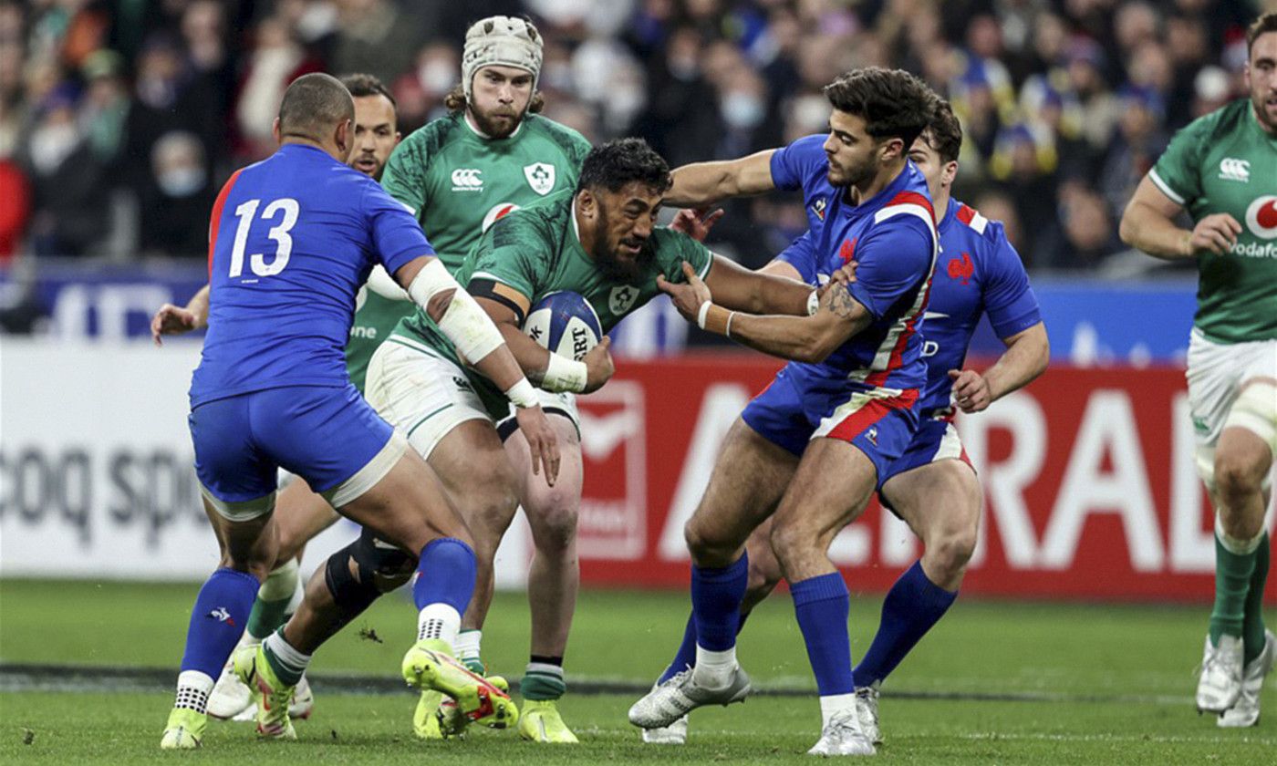 Bundee Aki Irlandako selekzioko jokalaria, baloiarekin, Frantziako Romain Ntamack eta Gael Fickou gainditu nahian. DAN SHERIDAN.