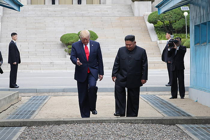Donald Trump AEBetako presidentea eta Kim Jong-un Ipar Koreako presidentea, gaur, Ipar eta Hego Korearen arteko muga zeharkatzen. YONHAP, EFE