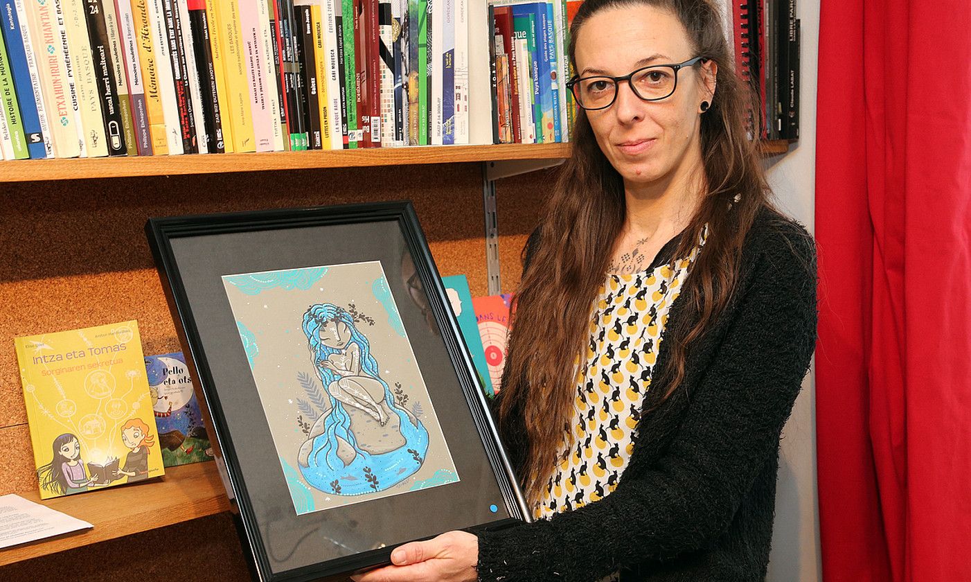 Naturak eta gizakiak bat egiten dute erakusketako hamabortz izakietan; kasurako lamina izan daitekeena du esku artean Laure Gomez artistak. BOB EDME. Naturak eta gizakiak bat egiten dute erakusketako hamabortz izakietan; kasurako lamina izan daitekeena du esku artean Laure Gomez artistak. BOB EDME.