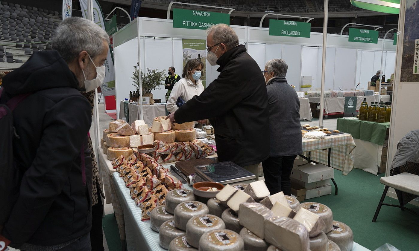 Askotariko produktuak daude Bioaraba azokan. Paquita Montanek, esaterako, ahuntzen esnearekin eginikoak ditu; irudian, bere erakusmahaia. RAUL BOGAJO / FOKU.