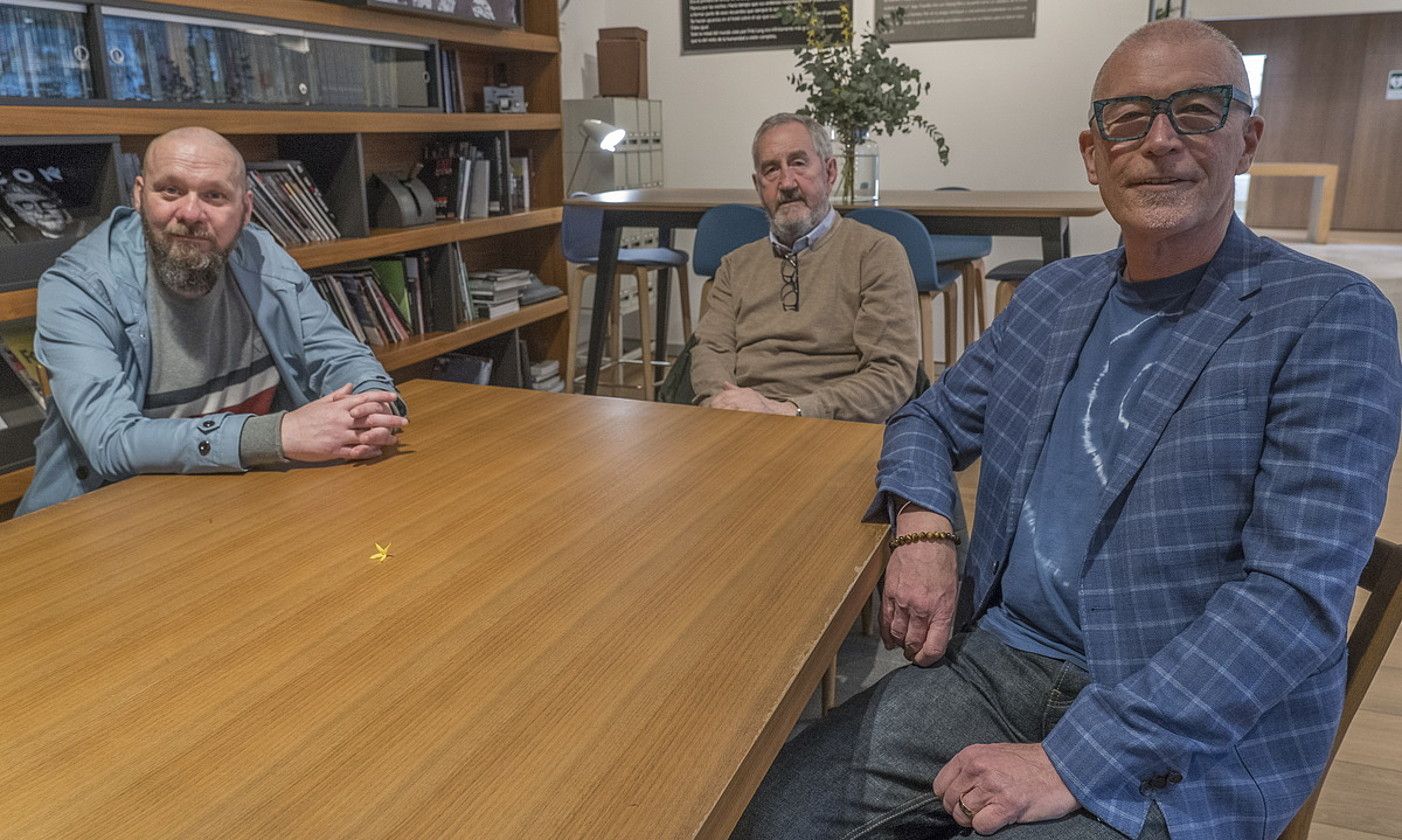 Lavis soldadu ohia, Coisteren arduradun izandako Culbert eta McCallum RUCeko eta PSNIko polizia ohia, herenegun, Donostian. ANDONI CANELLADA / FOKU. Lavis soldadu ohia, Coisteren arduradun izandako Culbert eta McCallum RUCeko eta PSNIko polizia ohia, herenegun, Donostian. ANDONI CANELLADA / FOKU.