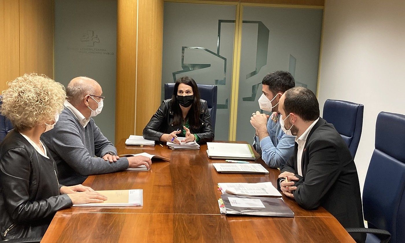 Isabel Gonzalez, Jose Antonio Pastor, Leixuri Arrizabalaga, Ikoitz Arrese eta Iñigo Martinez solasean, atzo. BERRIA.