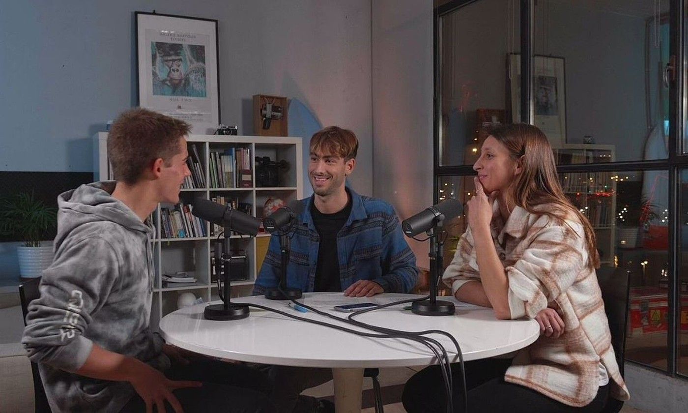 Bitor Garitaonaindia, Ander Lopez eta Olaia Elorriaga Bilbon, Lay Day bideopodcastaren lehen atalaren grabaketan. EITB. Bitor Garitaonaindia, Ander Lopez eta Olaia Elorriaga Bilbon, Lay Day bideopodcastaren lehen atalaren grabaketan. EITB.