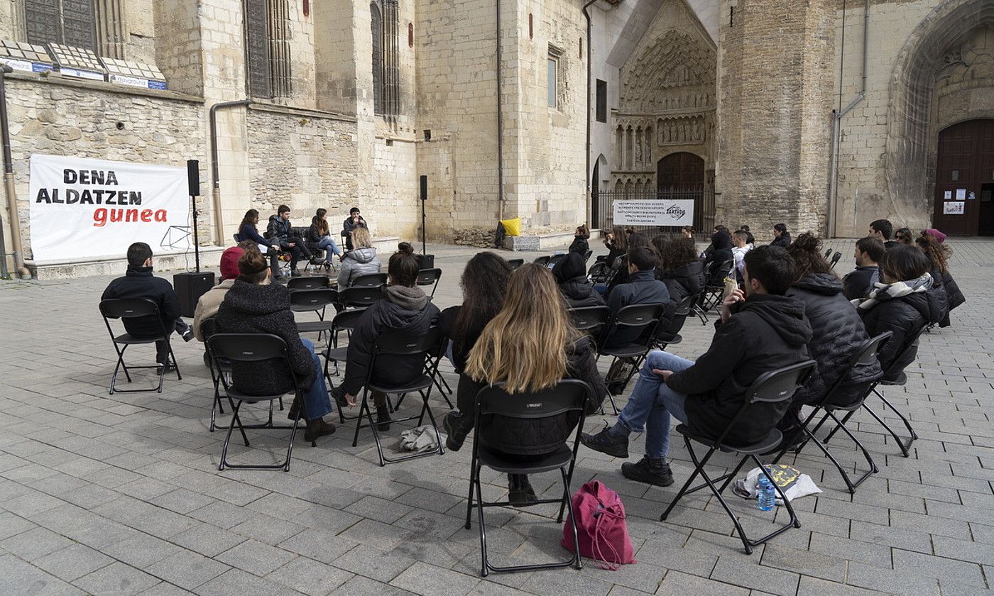 'Gazteok euskaraz' mahai ingurua, Santa Maria plazan. RAUL BOGAJO / FOKU. 'Gazteok euskaraz' mahai ingurua, Santa Maria plazan. RAUL BOGAJO / FOKU.