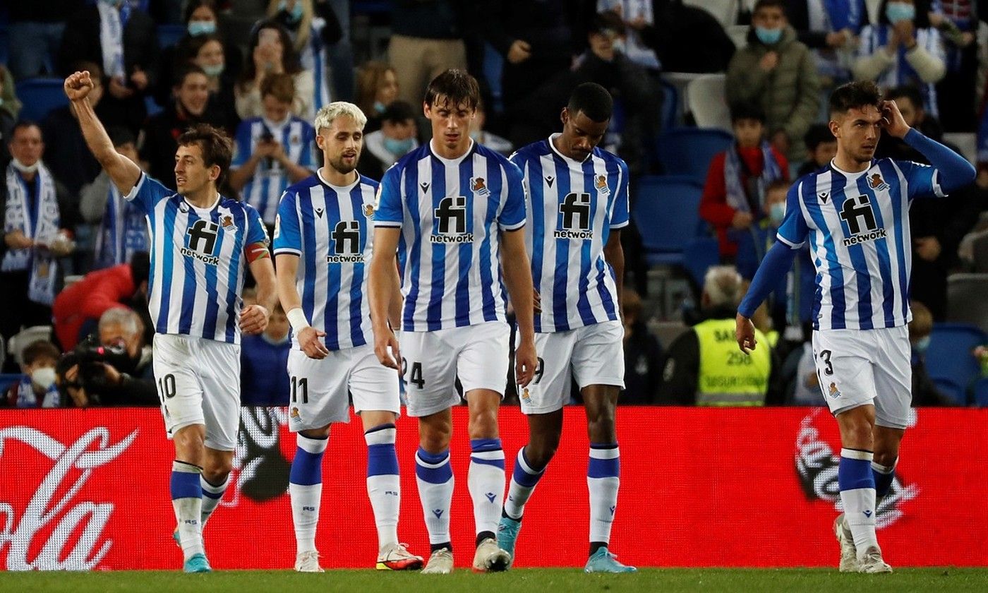 Oiartzabal, Januzaj, Le Normand, Isak eta Zubimendi, gol bat ospatzen Reale Arenan, denboraldi honetako partida batean. JUAN HERRERO / EFE.