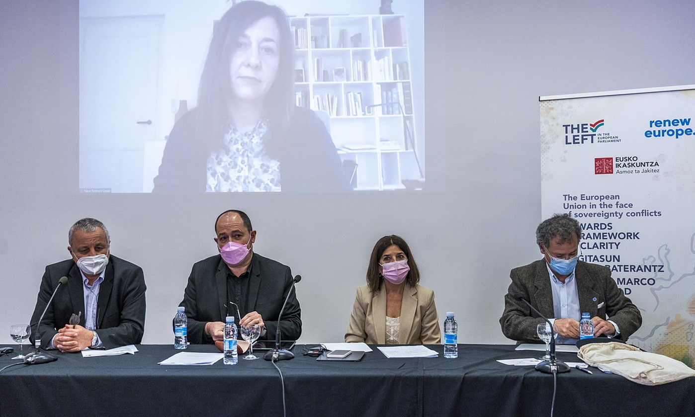 François Alfonsi, Pernando Barrena, Izaskun Bilbao eta Joxerramon Bengoetxea, pantailan Neus Torbisco dutela. ANDONI CANELLADA / FOKU.