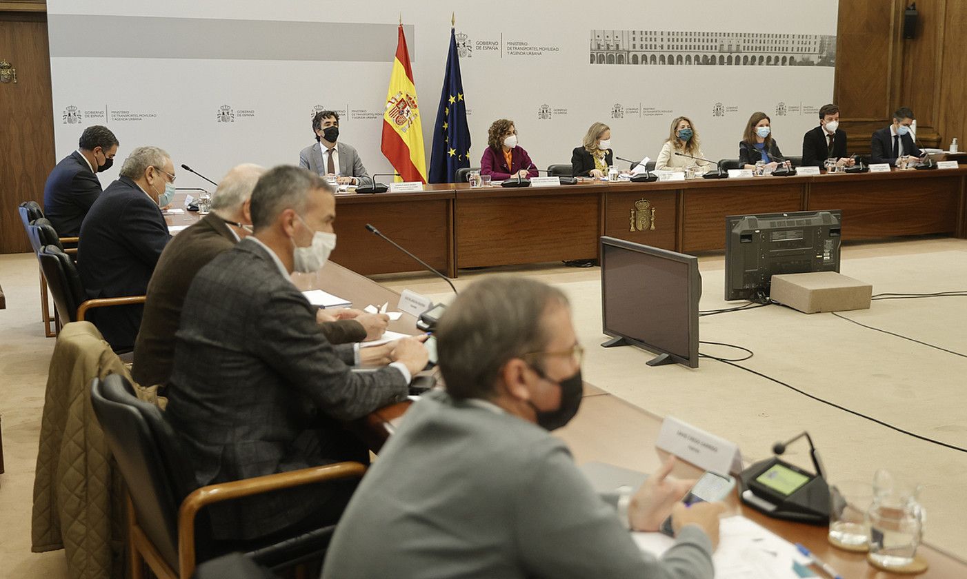 Garraiolarien eta Espainiako Gobernuaren arteko bilera, atzo. EMILIO NARANJO / EFE.
