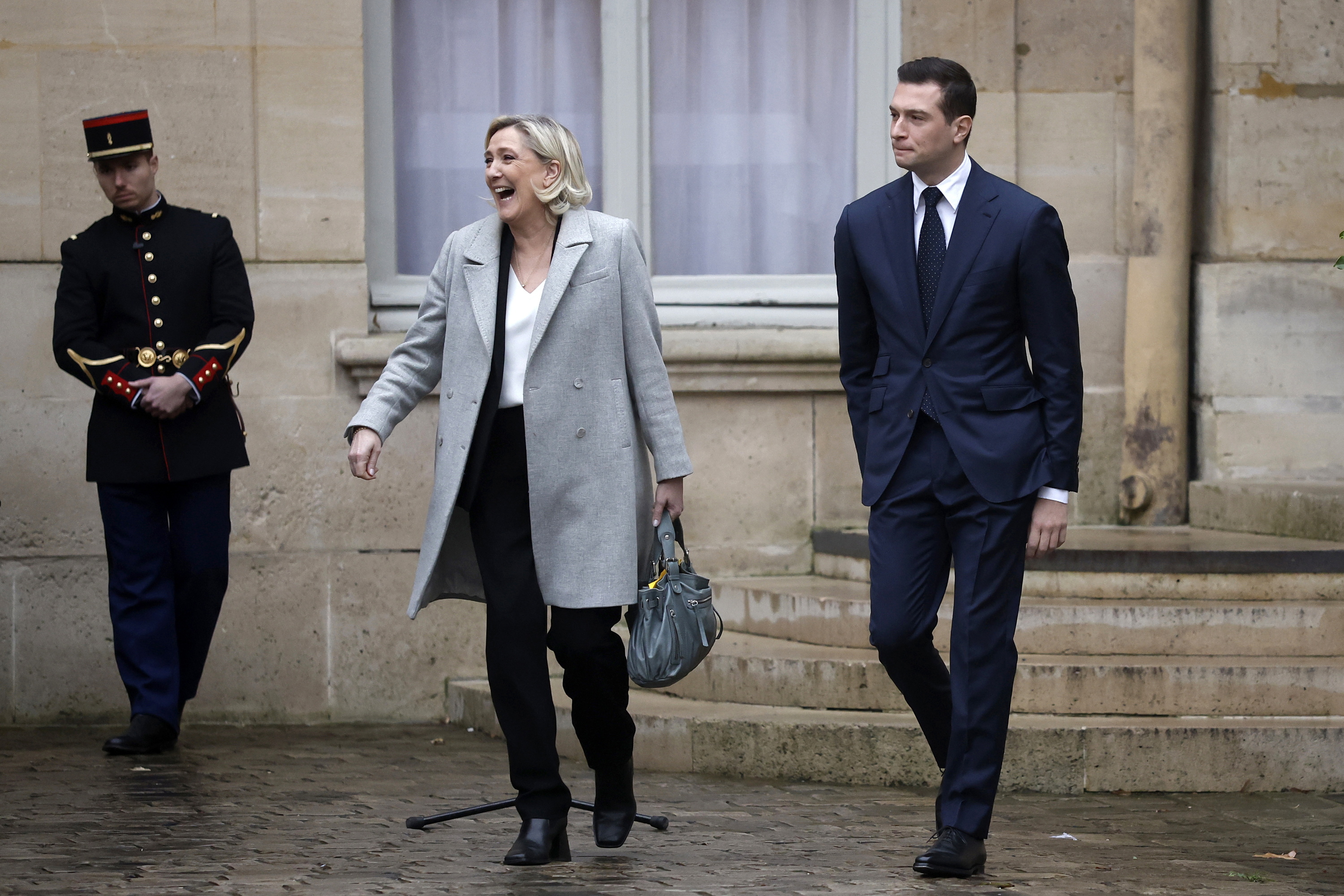 Marine Le Pen RNren liderra (ezkerrean) eta Jordan Bardella RNren presidentea, joan den abenduaren 16an, Parisen.  YOAN VALAT / EFE