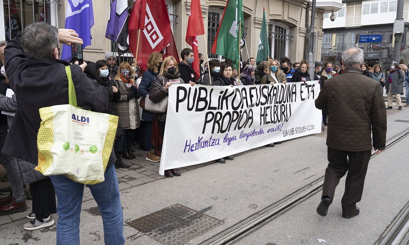 Sindikatuen protesta Eusko Legebiltzarraren aurrean. RAUL BOGAJO/FOKU.