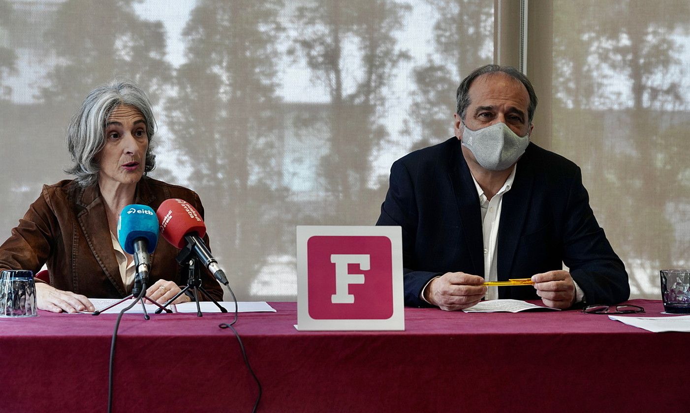 Nekane Altzelai eta Agus Hernan Foro Sozial Iraunkorreko bozeramaileak, atzo, Donostian. ANDONI CANELLADA / FOKU. Nekane Altzelai eta Agus Hernan Foro Sozial Iraunkorreko bozeramaileak, atzo, Donostian. ANDONI CANELLADA / FOKU.