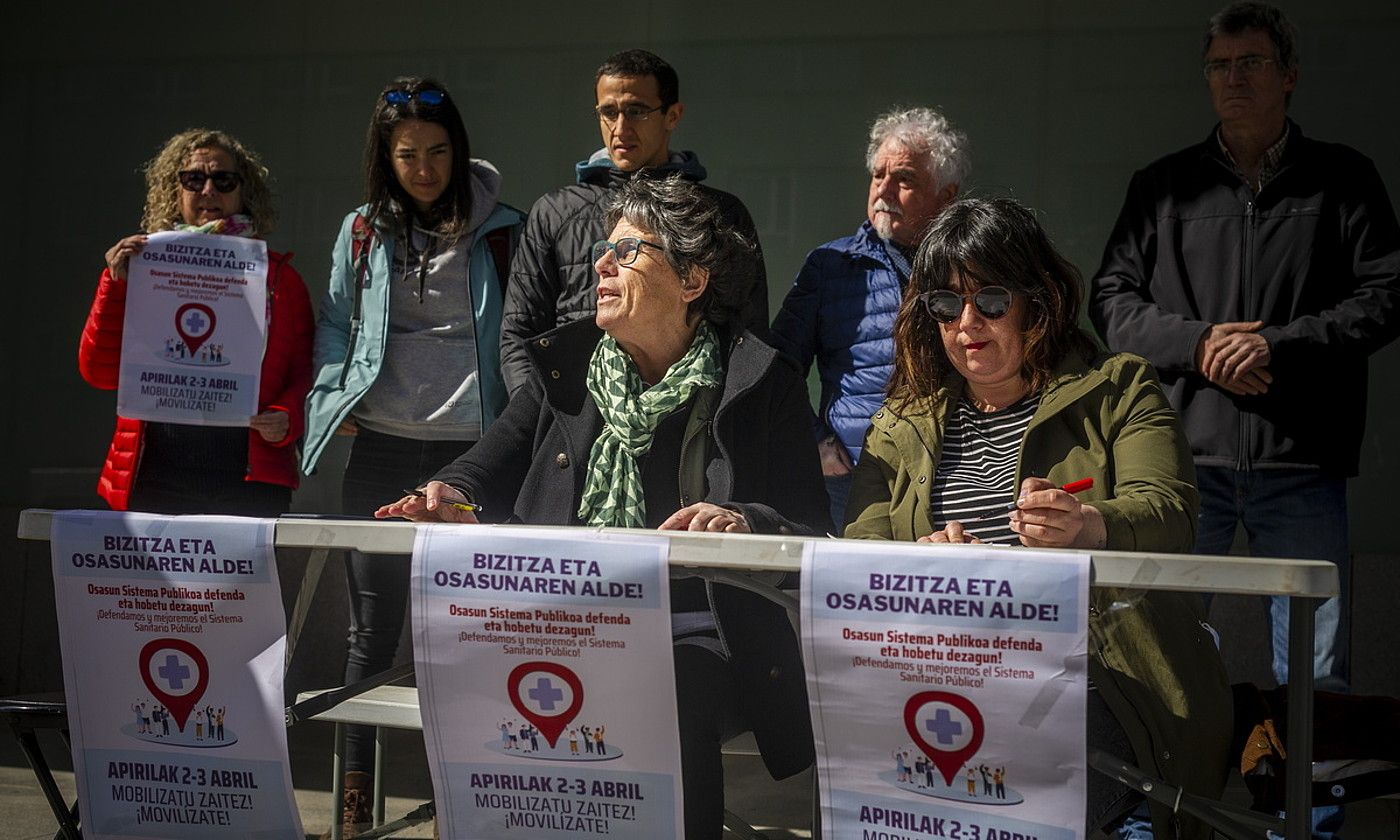 Osasun publikoaren aldeko plataformek egindako agerraldia, Gasteizen, atzo. JAIZKI FONTANEDA / FOKU. Osasun publikoaren aldeko plataformek egindako agerraldia, Gasteizen, atzo. JAIZKI FONTANEDA / FOKU.