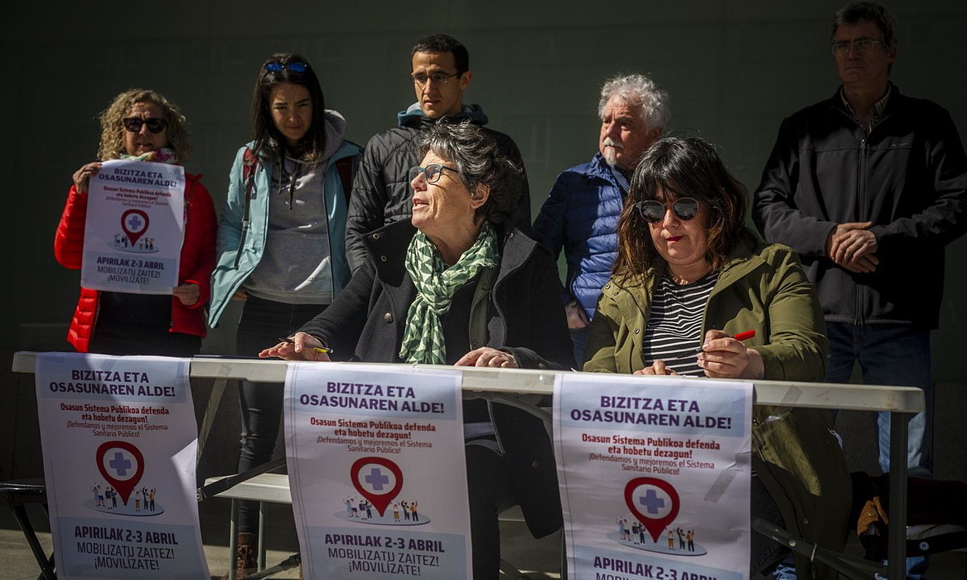 Osasun publikoaren aldeko plataformek egindako agerraldia, Gasteizen, atzo. JAIZKI FONTANEDA / FOKU.