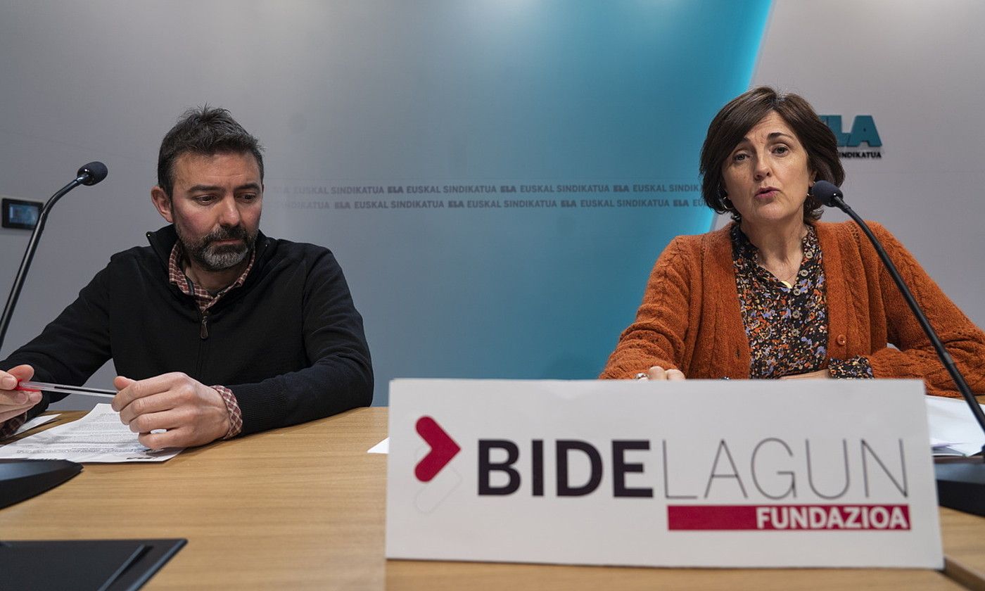 David Pena eta Amaia Aierbe ELAko zerbitzu juridikoetako kideak, Bidelagunen aurkezpenean. MONIKA DEL VALLE / FOKU.