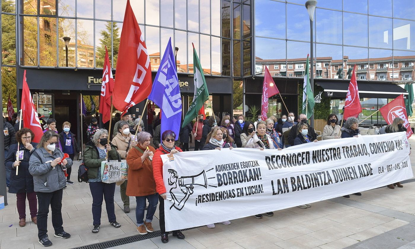 Zahar etxeetako langileen elkarretaratzea, atzo, Iruñean. IDOIA ZABALETA / FOKU.