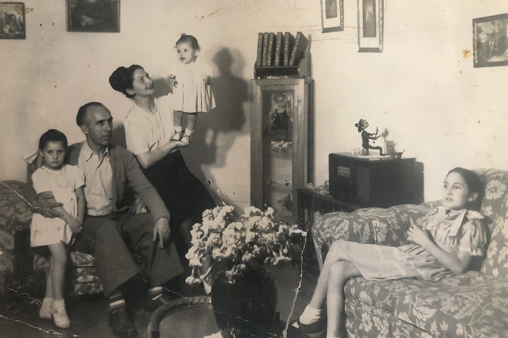 Amos Ruiz eta Cecilia Guilarteren sendia Mexikon. Marina, Ester eta Ana Mari Izaskun alabak ageri dira argazkian. Amos Ruiz eta Cecilia Guilarteren sendia Mexikon. Marina, Ester eta Ana Mari Izaskun alabak ageri dira argazkian.