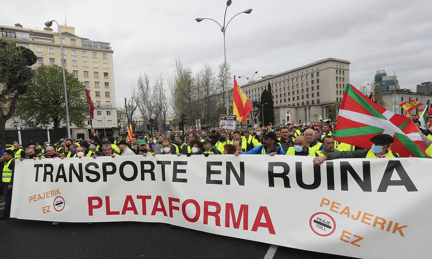 Euskal garraiolariek parte hartu zuten Madrilen egindako manifestazio handian, atzo. FERNANDO ALVARADO / EFE.