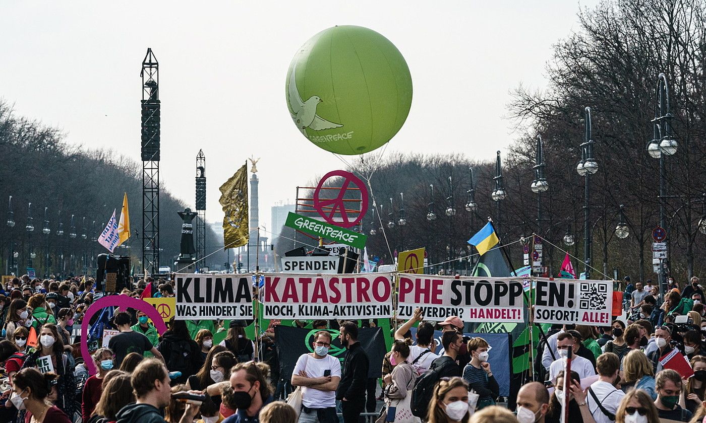 Berlinen bildu zen jendetza klima aldaketaren aurkako mobilizazioan. CLEMENS BILAN / EFE.