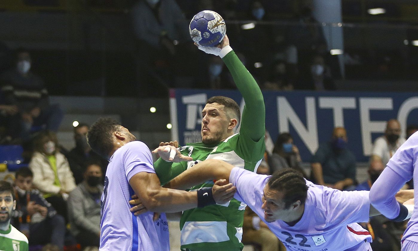 Anaitasunako Artur Pereira Bartzelonako defentsa gainditu nahian. A. C. / EFE. Anaitasunako Artur Pereira Bartzelonako defentsa gainditu nahian. A. C. / EFE.