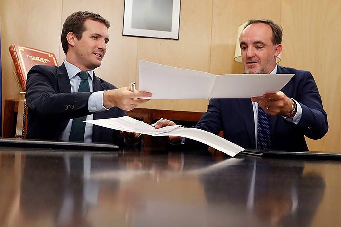 Casado eta Esparza, adierazpena sinatzen. JUAN CARLOS HIDALGO / EFE