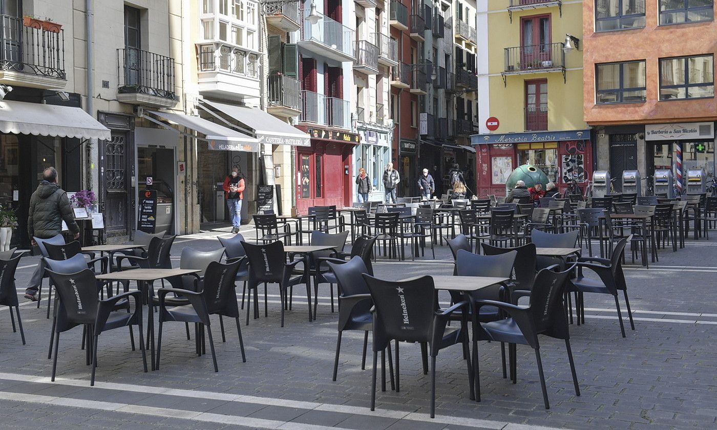 Baionan terrazak handitzeko baimena eman arren, jada ez dago indarrean. Irudian, Baionako merkatuko plaza. BOB EDME.