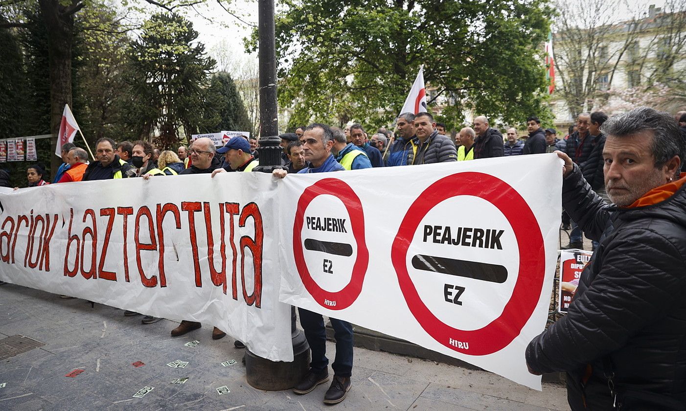 Garraiolarien protesta, atzo, Gipuzkoako Foru Aldundiaren egoitzaren aurrean. JAVIER ETXEZARRETA / EFE.