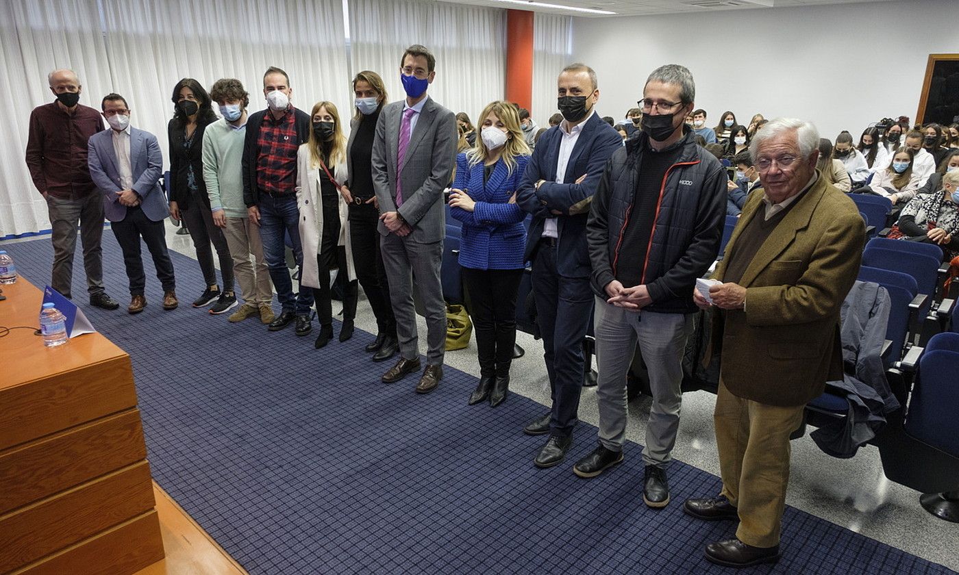 Bederatzi komunikabidetako ordezkariekin kazetaritzari buruzko bi mahai inguru egin zituzten atzo. JON URBE / FOKU. Bederatzi komunikabidetako ordezkariekin kazetaritzari buruzko bi mahai inguru egin zituzten atzo. JON URBE / FOKU.