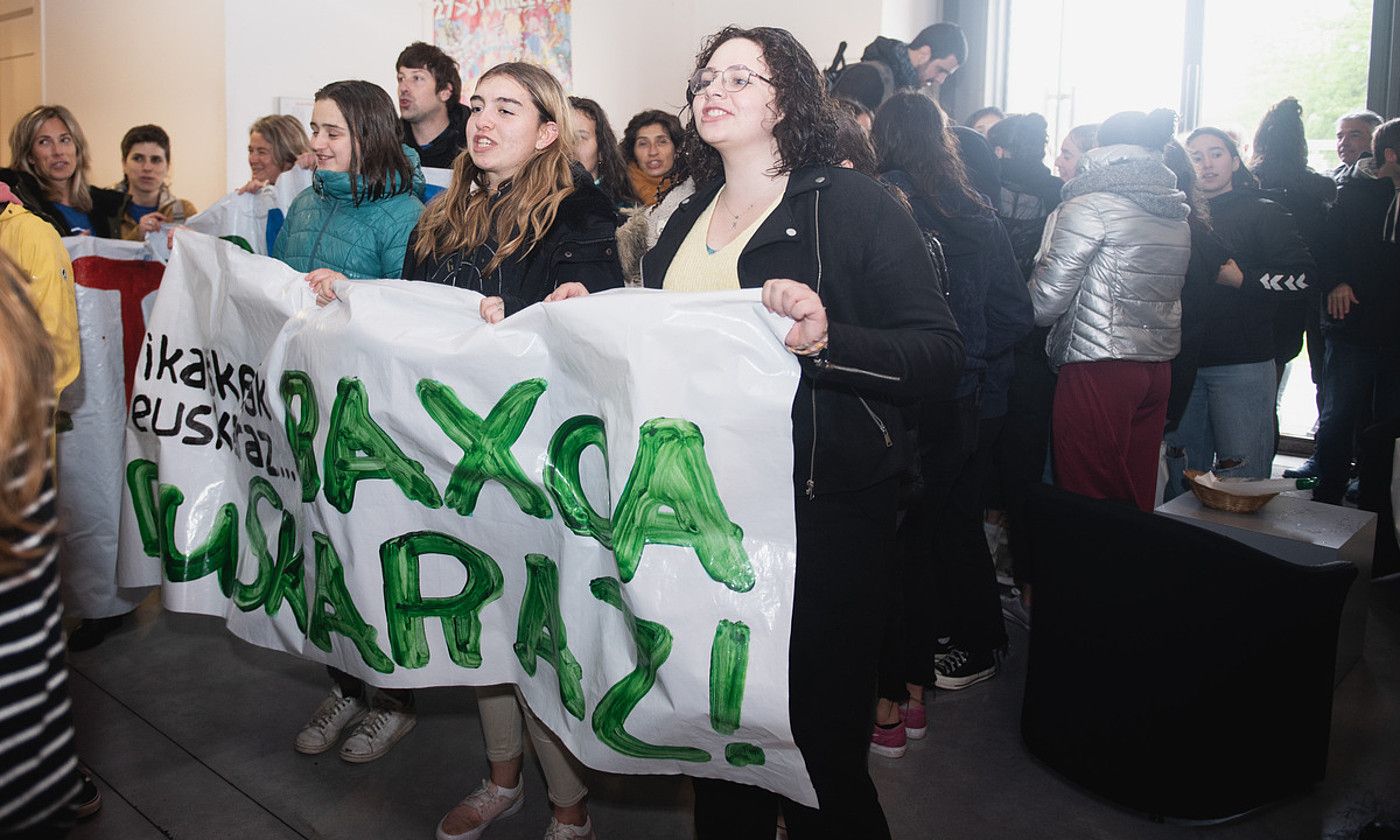 Seaskako kideen protesta EEPren egoitzan, atzo arratsaldean. GUILLAUME FAUVEAU. Seaskako kideen protesta EEPren egoitzan, atzo arratsaldean. GUILLAUME FAUVEAU.