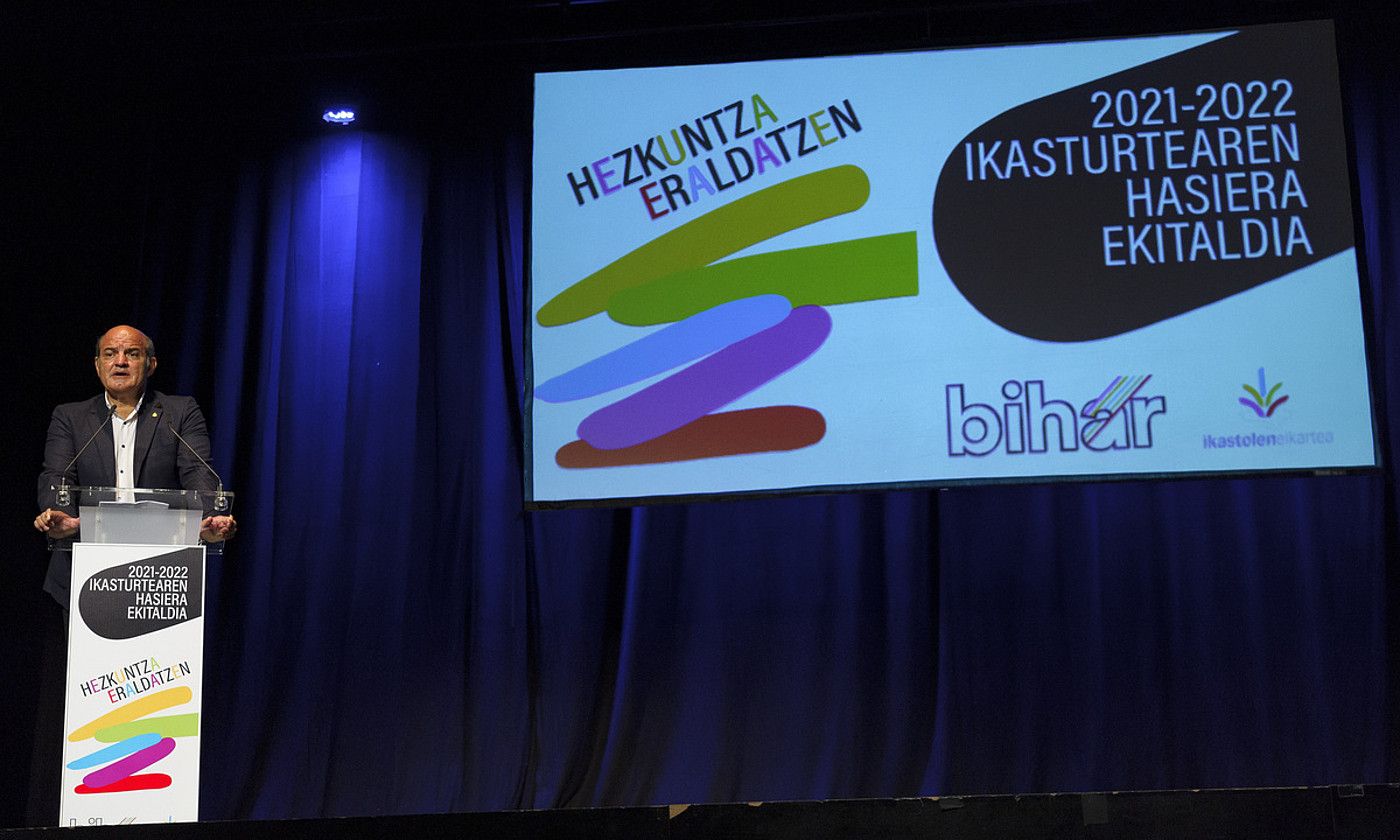Koldo Tellitu, Ikastolen Elkarteko burua, ikasturte hasierako ekitaldian. ARITZ LOIOLA / FOKU. Koldo Tellitu, Ikastolen Elkarteko burua, ikasturte hasierako ekitaldian. ARITZ LOIOLA / FOKU.